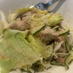 アングル - 最初に、サラダが運ばれて来ます。よく混ぜて食べて下さいと。底にドレッシングが入ってる？さっぱりと食べられます。