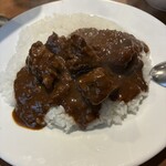 アングル - 大きなお肉がゴロゴロ〜すごいです〜(⁎⁍̴̛ᴗ⁍̴̛⁎)お肉はよく煮込まれてスプーンで切れますー