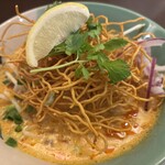 タイのラーメン - チキンカレーヌードル（カオソイ）