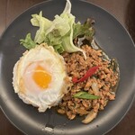 タイのラーメン - 肉の旨味とライス、黄身が良く合う逸品。