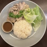 タイのラーメン - チキンはグッとくる味付。ソースも抜群の旨味。