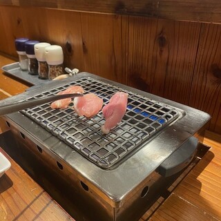 焼き鳥じゃない！！焼肉スタイルで食べる「焼肉鳥」
