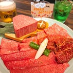 焼肉みつ星 - お誕生日の盛り付け(ローストビーフ200g、生タン塩、ハラミ、和牛ロース、巻きネギタン)5種類を選択、要予約
