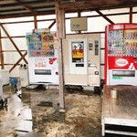 大久保自販機店 寒川地区 - ドリンク写真:自販機周辺(左奥の青いバケツが残った出汁の回収場所、その更に左側の白いゴミ箱が容器回収場所)