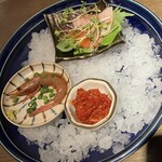 魚祭 - 左:甘海老醤油漬け、右:チャンジャ、奥:レモンピール香る鮮魚のカルパッチョ