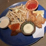 魚祭 - 左:人気No.1!サーモンレアかつ、右:オリジナル塩唐揚げ、奥:山盛っちゃってトリュフバターのポテトフライ