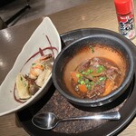 魚祭 - 左:ガーリックシュリンプ、右:とろとろ和牛スジ煮込み