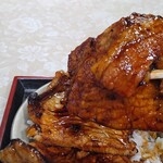 豚丼のかしわ - 炭火香が食欲をそそる