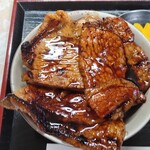 豚丼のかしわ - 分厚い豚丼は3枚