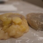 佐伯屋 - 左が「いも餅あん入」、右が「ゆで餅」。