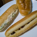 冨士屋 - 上から塩バターロール(ちょっとつぶれました^^;)　左はサラダパン　右はラムレーズン