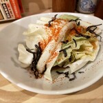 三代目 鳥メロ - お通し　赤い粉フリフリ