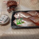 かねしち丸 - 生しらす沖漬け６００円小鯛干物１２００円長井産マダコボイル１７００円