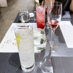 Japanese Soba Noodles 蔦 - ドリンクは「ジントニック」にしました。ウェルカムドリンクの「コンブチャ」は紫蘇のスパークリング