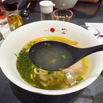 Japanese Soba Noodles 蔦 - 「沖縄そば」っぽさが有りながら、蔦らしい貝出汁の旨みも有るスープ