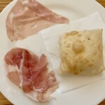 アドゥエパッシ - 多田さんのペルシュウとモルタデッラハムとトルタフリッタ（揚げパン）