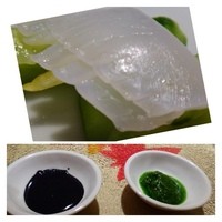 京 静華 - はり烏賊の刺身風（全体のお写真を撮り忘れました）、タレは「イカスミ」と「青唐辛子とシャンツアイ」
                  烏賊自体にも甘みがありますが「イカスミ」タレが美味しいこと。