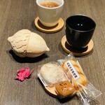 和泉屋傳兵衛 - 料理写真:みたらし団子160円　味噌だれ大福180円　黒糖まんじゅう80円