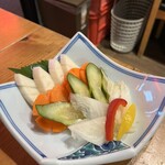 新橋 角打ち屋 - 自家製漬け物盛り合わせ¥495