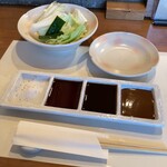 串かつ おこし - 野菜盛りと 塩・醤油・ソース・マスタードソース