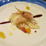 トラットリアビコローレヨコハマ - 富山産ボタン海老のカルパッチョ　ウイキョウ　オレンジのサラダ仕立て