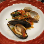 トラットリアビコローレヨコハマ - トマトとイカスミのタリアテッレ（ビコローレ）　魚介のトマトソース　ペスカトーレ