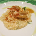 尾鷲産オニエビと豆苗のリゾット　甲殻類のソース（ビスク）