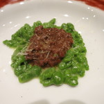 ホウレンソウを練り込んだ小さなニョッキ　スパッツレ　エゾ鹿の煮込みを添えて