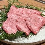 赤身肉じゃんか中目店 - 上タンも好き、柔らかくジューシー