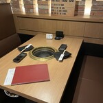 赤身肉じゃんか中目店 - 広々テーブル