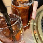 赤身肉じゃんか中目店 - 私は黒ウーロン茶で乾杯