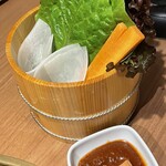 赤身肉じゃんか中目店 - おかわり自由のお野菜はシャキシャキで最高