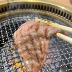 赤身肉じゃんか中目店 - 焼き目と赤身の柔らかさがわかる一枚