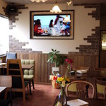 アボカド＆イタリアンバル トディーズ - 店内にはテレビがあるよ。サーフィン映像が流れてることが多いかも。