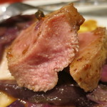 トラットリアビコローレヨコハマ - 島根県産イノシシのロースト　断面アップ