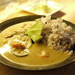 アボカド＆イタリアンバル トディーズ - 名物アボカドグリーンカレー。五穀米とアボカドとエビとグリーンカレー。この組み合わせは発明品だね。