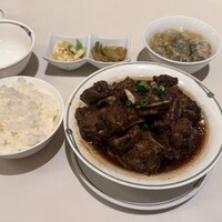 中国飯店 市ヶ谷店 - サービスランチ　豆鼓排骨　スペアリブの黒豆みそソース蒸し　ライス、スープ、デザート付き　1300円