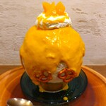 京かき氷 つみき - かき氷に、黄色のクリームがたっぷりかかって、プレツェルを車輪に見立て、その上にエスプーマクリーム、黄桃が盛りつけられている〜!! まさにかぼちゃ(黄色)の馬車のように仕上げられている～!!( ^o^)ﾉ