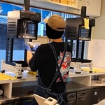 京かき氷 つみき - スワン(池永鉄工)のブロック氷専用氷削機で盛りつけをしている店員さん～!!( ^o^)ﾉ