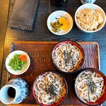 三瀬そば - 看板メニュー(なんでしょう。店名を冠してますし)の三瀬そは(割子そば) 3段　900円と鶏めし320円。晩飯まで間が開かないので今日は板そばは封印。登山帰りの胃袋を程よく満たしてくれます。