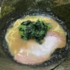 横濱家系ラーメン 海老名家 - 接写：豚骨醤油ラーメン+海苔トッピング