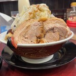 ぶっ豚 - 野菜マシマシ、アブラ増しのサイドビュー