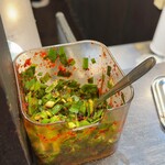 みなと軒 - 卓上の辛子ニラ