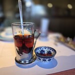 ロシア料理 チャイカ - 食後のロシアティー。ジャムは自分お好みの量を入れる