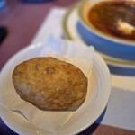 ロシア料理 チャイカ - 【ピロシキ】粗めのひき肉と玉ねぎの甘さが優しくあっさりしたピロシキ