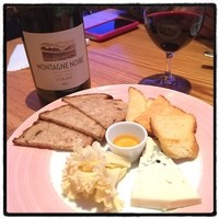 RIGOLETTO KITCHEN - チーズ盛り合わせ。
                この時間でも安心。