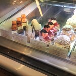 パティスリー モンプリュ - ショーケース