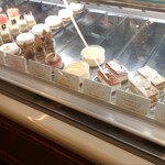 パティスリー モンプリュ - ショーケース