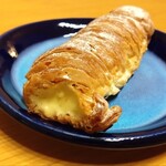 パンやきどころ RIKI - 買ってすぐ食べたいコルネ