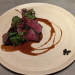 restaurant Et ... - 絶対美味しい宮崎産EMO牛
      部位はクリミ
      ソースはローゼルというハイビスカス
      少し酸味があって美味しかった